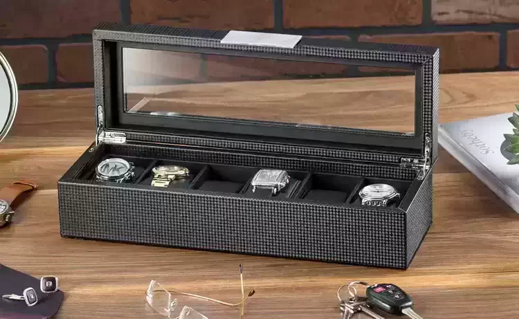 La caja del reloj está hecha de cuero sintético de PU de calidad superior para mayor durabilidad, forrada con terciopelo suave avanzado para crear un hogar para su reloj favorito, equipada con un cierre de metal duradero para evitar el polvo. Tanto el exterior como el interior de esta caja de reloj se caracterizan por costuras detalladas alrededor de los bordes. En general, exquisita y única, la textura suave no rayará su reloj.
Esta vitrina para relojes tiene 6 ranuras para la mayoría de los tipos de relojes.